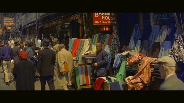 美国纽约州，纽约，人们走在街边市场上视频素材