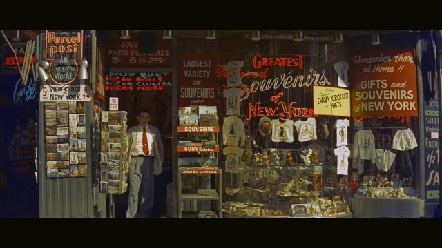 美国纽约州，纽约市，男士走出纪念品商店并检查产品视频素材