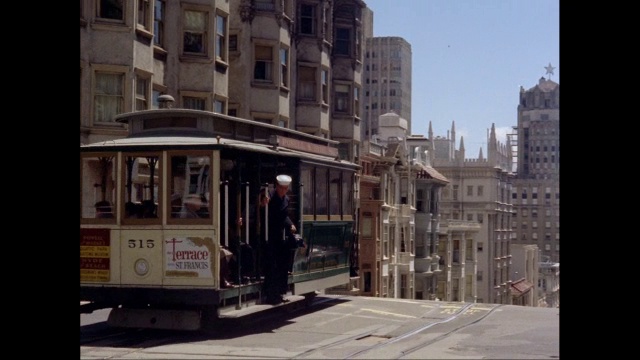 在美国加利福尼亚州旧金山市，有轨电车正在上山视频素材