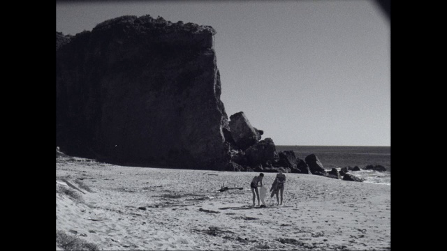 美国夏威夷，一对情侣在僻静的海滩上跑步放松视频素材