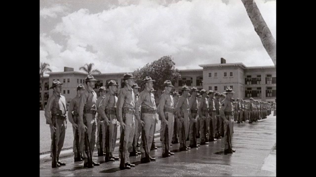 美国夏威夷，一名新士兵在军事大楼前行进视频下载