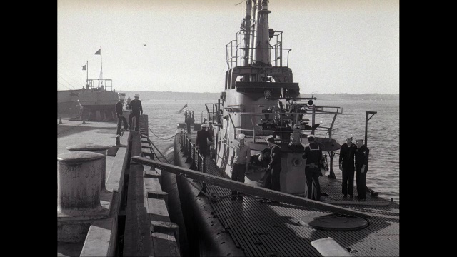 WS官员与甲板上的船员接近停靠的潜艇/美国视频下载