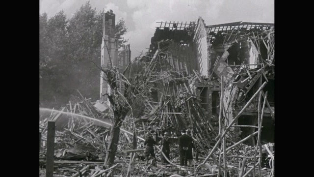 在伦敦闪电战中工作的陆军士兵和消防员——英国伦敦视频下载