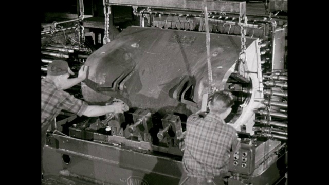 MS工人在工厂/美国从事汽车零件的工作视频素材