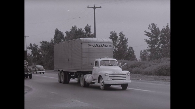 WS PAN公路上行驶的卡车和汽车/美国视频下载