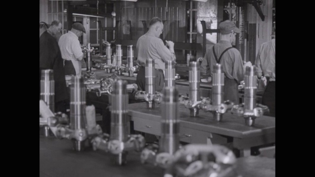 PAN女士在美国工厂机械工作的男男女女视频素材