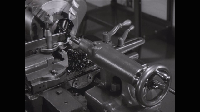 铜潘曼在工厂/美国从事机械工作视频素材