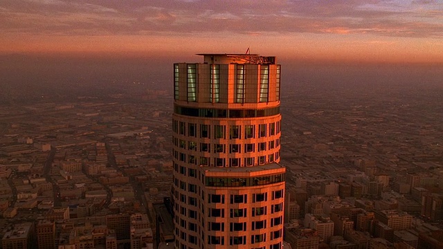 日落时分从空中俯瞰洛杉矶市中心和图书馆塔周围/加利福尼亚视频素材
