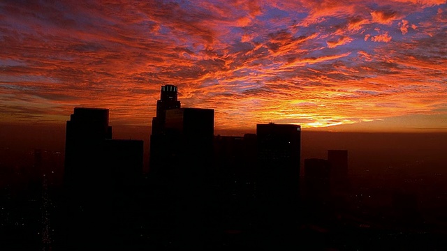 日落时分，飞机飞过洛杉矶市中心/加利福尼亚视频素材