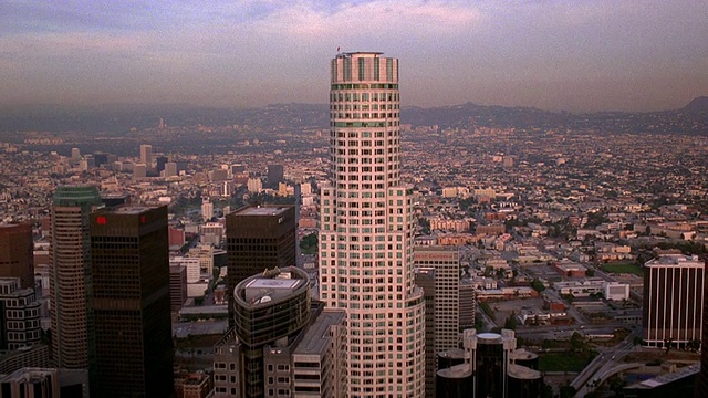 从空中俯瞰洛杉矶市中心和加州图书馆塔视频素材