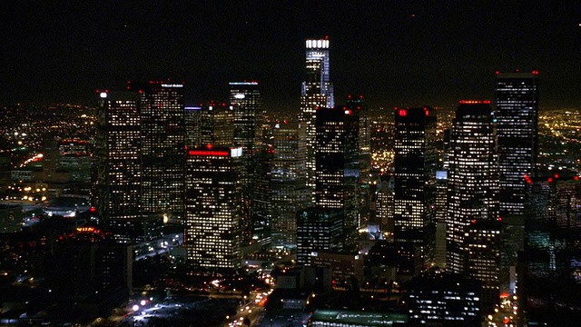 从空中俯瞰Wilshire大道，建筑和交通在晚上/洛杉矶视频素材