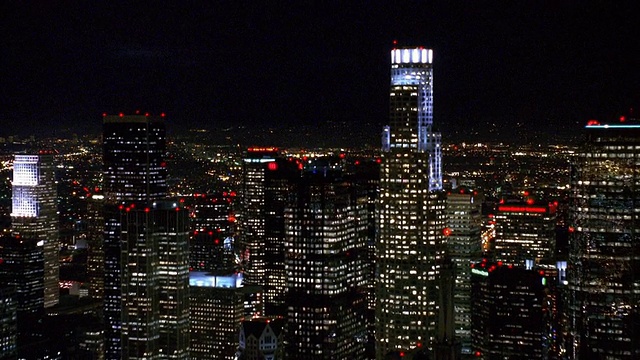 从空中俯瞰洛杉矶市中心和图书馆塔的夜晚/加利福尼亚视频素材