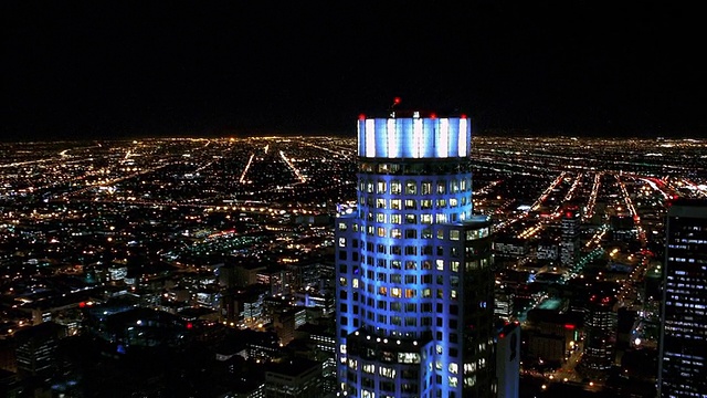 从空中俯瞰洛杉矶市中心和图书馆塔的夜晚/加利福尼亚视频素材