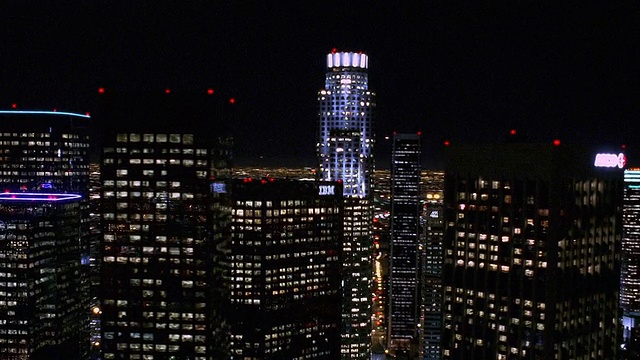 从空中俯瞰洛杉矶市中心及周围的夜晚/加州视频素材