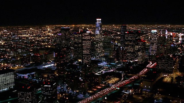 从空中俯瞰洛杉矶市中心和图书馆塔周围的夜晚/洛杉矶视频素材