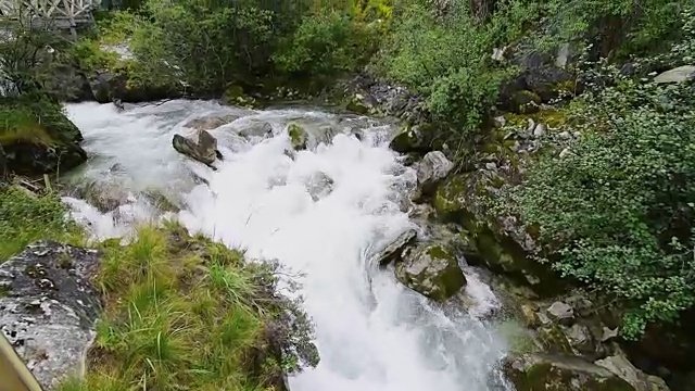 水流在亚丁国家保护区视频素材