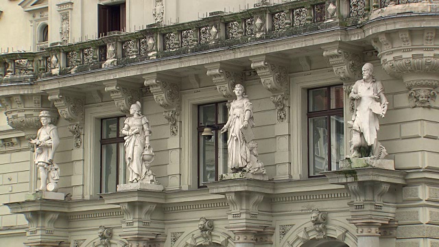 格拉茨-雕像和钟在格拉茨市政厅视频素材