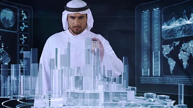 穿着传统服装的阿拉伯人使用虚拟现实技术。城市建筑设计视频下载