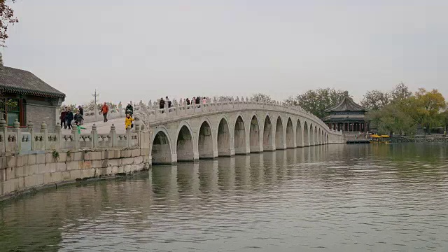 中国北京颐和园昆明湖上的17拱桥视频素材