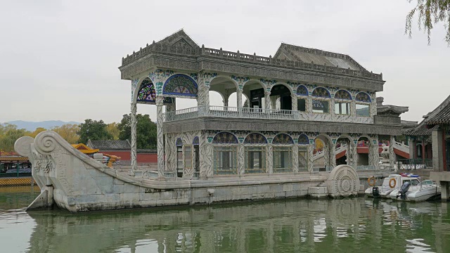 中国北京颐和园昆明湖上的石舫视频素材