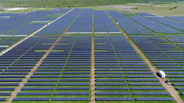 支持和远离大规模太阳能电池板发电厂34MW韦伯维尔太阳能项目靠近奥斯汀得克萨斯州视频素材