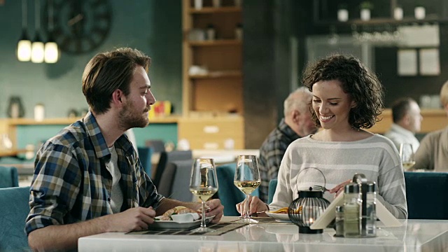 年轻夫妇在餐厅吃浪漫晚餐视频下载