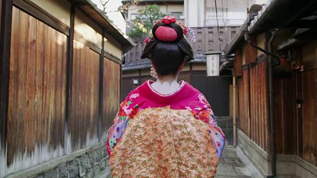 日本京都，一个打扮成舞妓的女人走过视频购买
