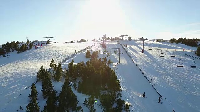 滑雪者准备滑雪的航拍视频下载