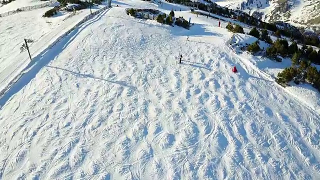 滑雪者准备滑雪的航拍视频下载