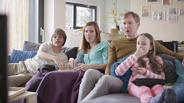 “一家人看电视，聊天，吃爆米花”视频下载