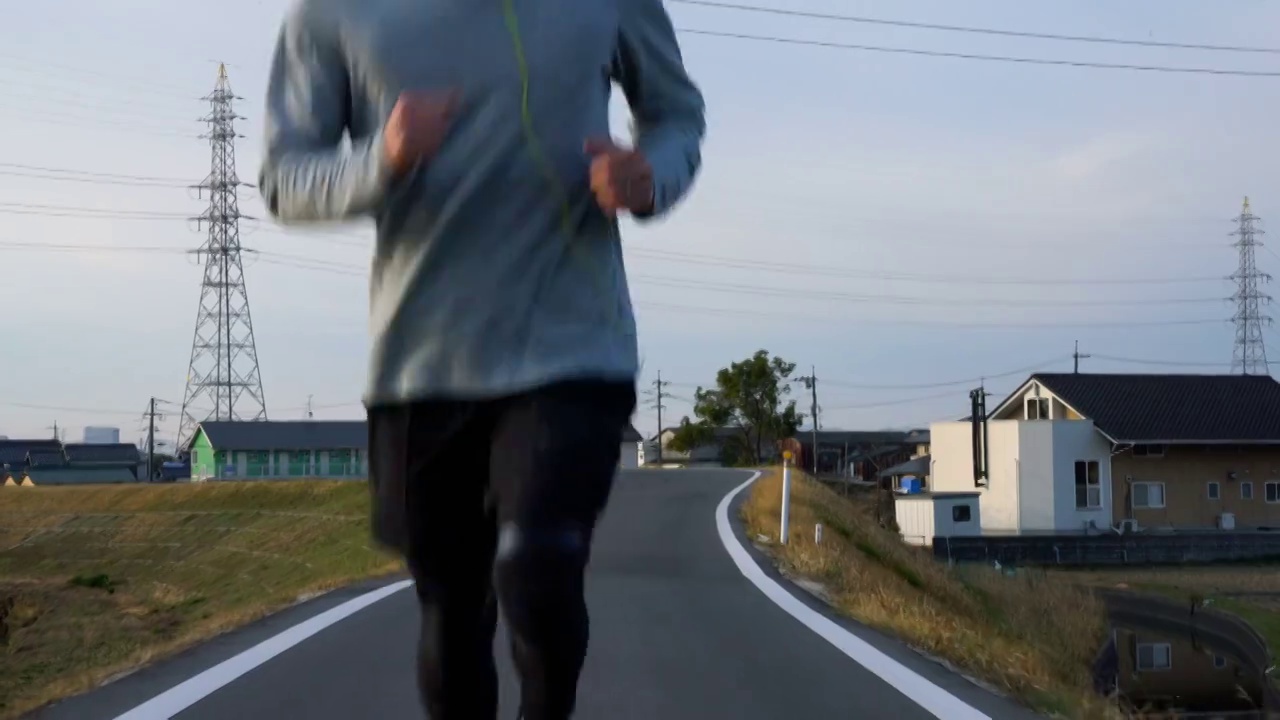一个中年男人在早晨跑步的特写视频素材