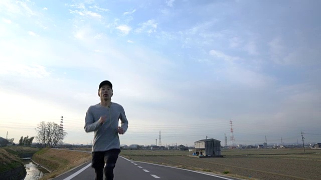 一个中年男人在早晨跑步的中等镜头视频素材