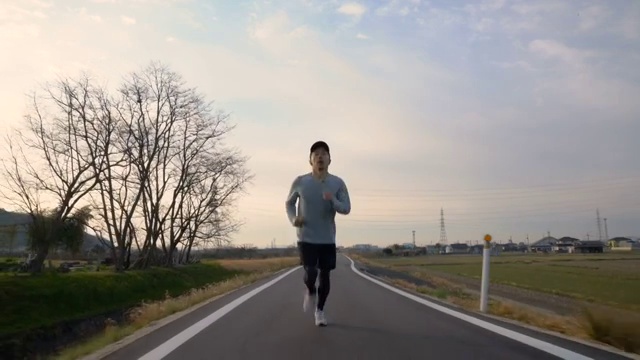 一个中年男人在早晨跑步的中等镜头视频素材