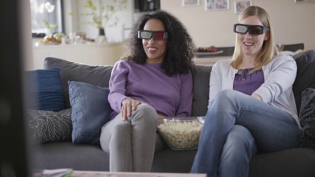 两个女人在看3D电视视频素材