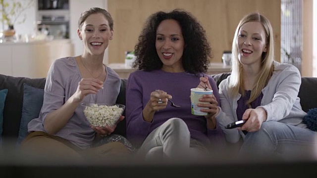 三个女人一边看电视一边玩视频素材
