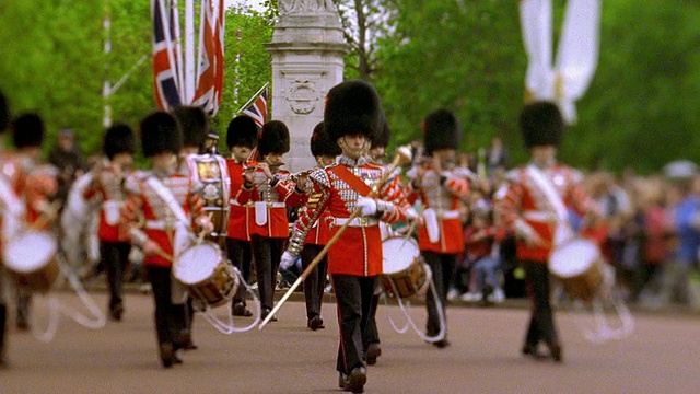 宽镜头选择性聚焦:皇家卫队乐队在白金汉宫游行/背景中的人群/伦敦视频下载