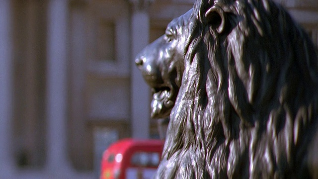 中镜头选择性对焦架对焦平底双层巴士到雄伟的狮子在特拉法加广场/伦敦前景视频下载