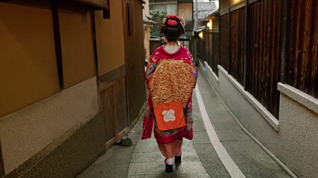 日本京都，一个打扮成舞妓的女人走过视频素材