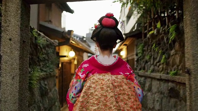 日本京都，一个打扮成舞妓的女人走过视频素材