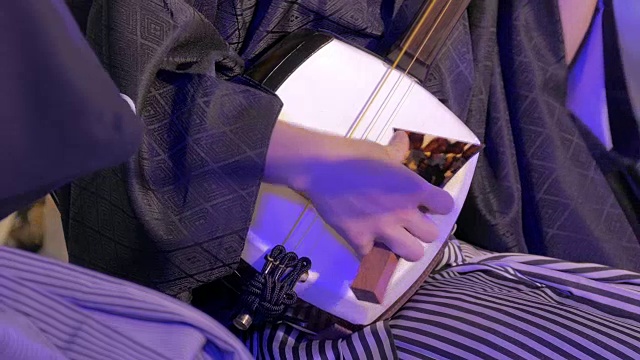 日本船桥，一名男子演奏三味线视频下载