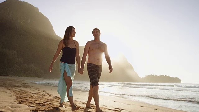 一对中年白人夫妇在海滩上散步视频下载