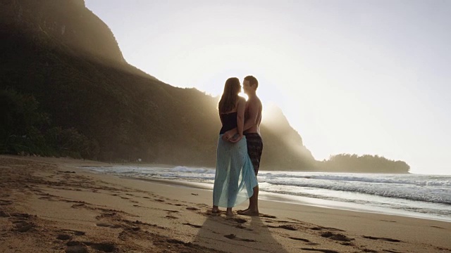 白种中年夫妇在海滩上拥抱视频素材