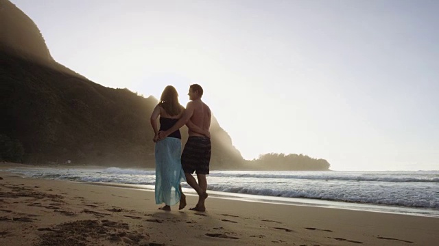 一对中年白人夫妇在海滩上浪漫地散步视频素材
