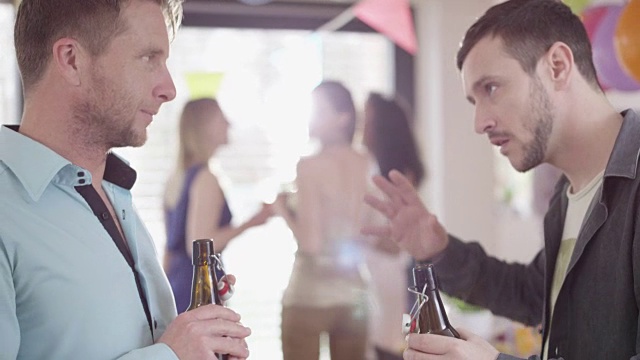 两个男性朋友在聚会上聊天视频素材
