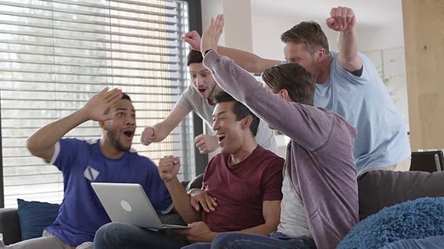五个男人在电脑上看比赛，庆祝视频素材