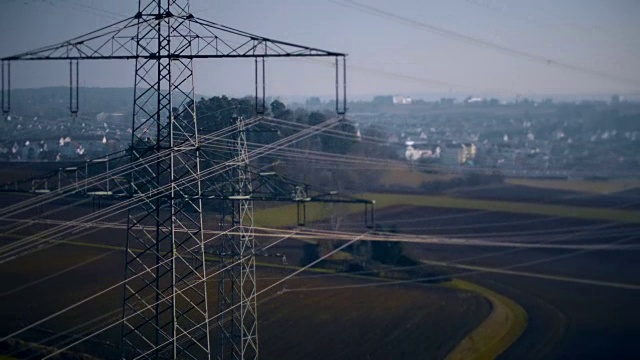 德国巴登-符腾堡州斯图加特镇附近，无人机拍摄的电力塔视频素材