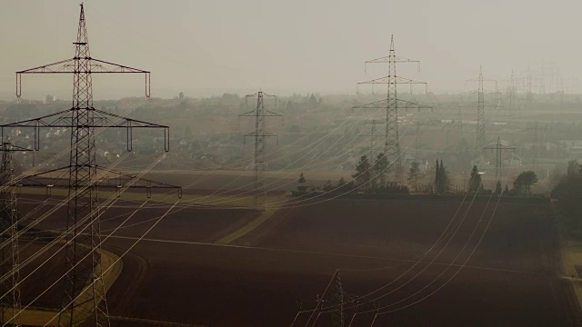 德国巴登-符腾堡州斯图加特镇附近，无人机拍摄的电力塔视频素材