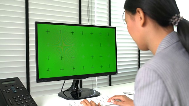 亚洲女商人使用电脑绿屏视频素材