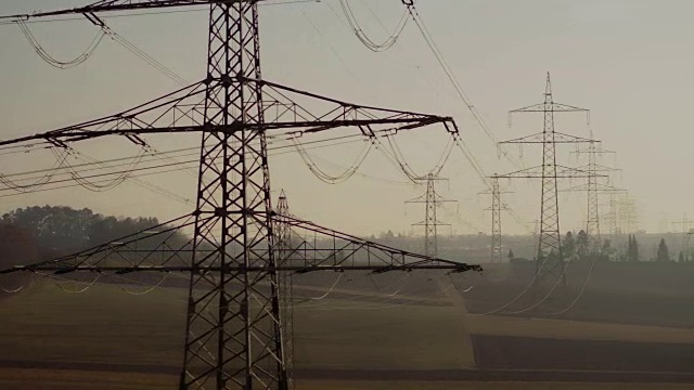 无人机在德国巴登-符腾堡州的农田里拍摄电力塔视频素材