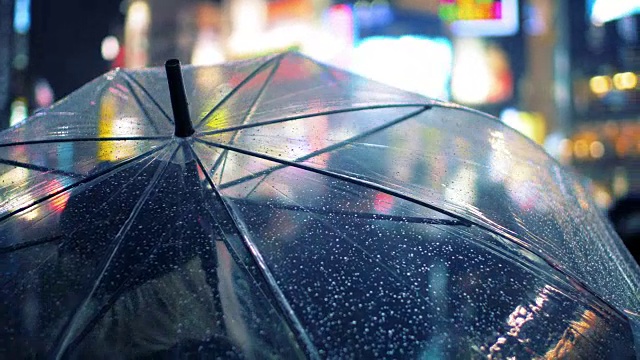涉谷十字路口，一个拿着雨伞的女人视频下载